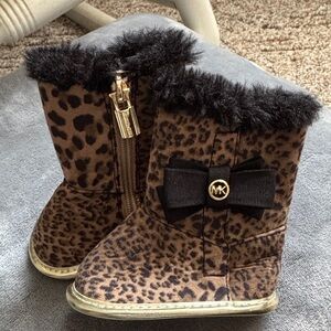 Michael Kors Brown Leopard print gold zip
Up Baby Boots with Black Fur lining